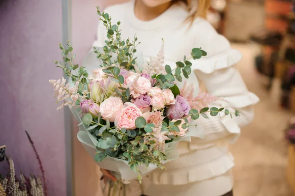 Bouquet adorável e macio de flores rosas e roxas — Fotografia de Stock