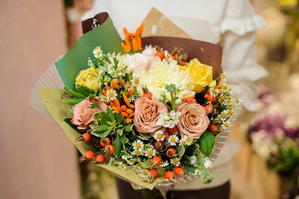 Levande och söt bukett med vackra blommor — Stockfoto