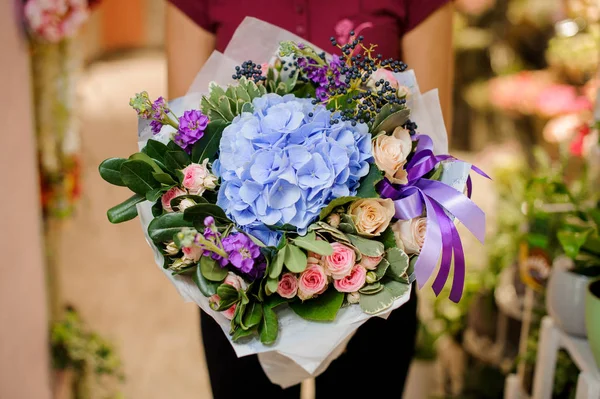 Raffiniertes und elegantes Bouquet schöner Blumen — Stockfoto