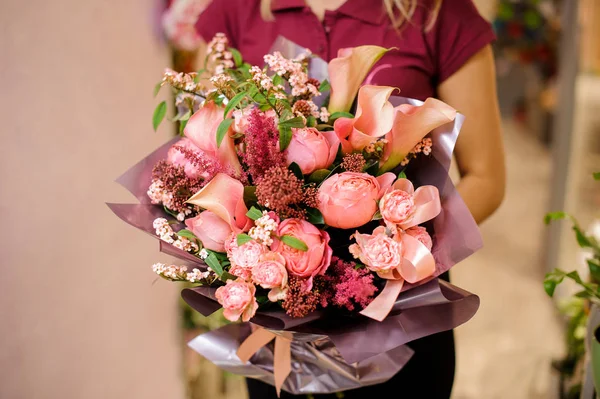 Wunderschöner rosa Blumenstrauß in Frauenhänden — Stockfoto