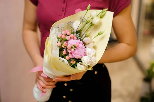 Bouquet macio e bonito de flores em mãos de mulher — Fotografia de Stock