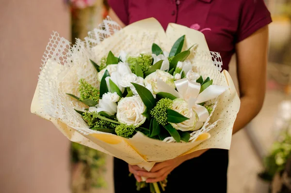 Indah buket putih bunga di tangan wanita — Stok Foto
