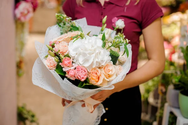 Encantador ramo tierno de varias flores en manos de mujer —  Fotos de Stock