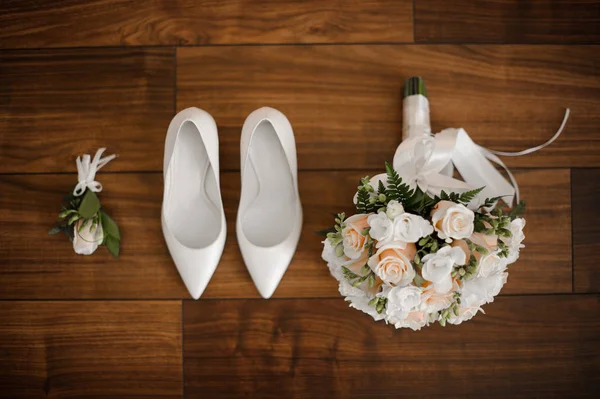 Bruids boeket van witte Trouwschoenen, tere bloemen en Corsages — Stockfoto
