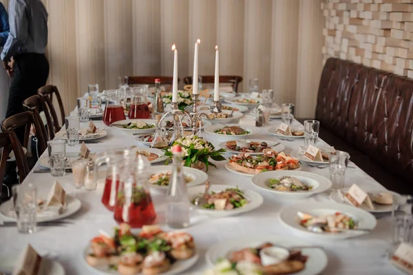 Tabeli serwowane i urządzone na kolację celebracja — Zdjęcie stockowe