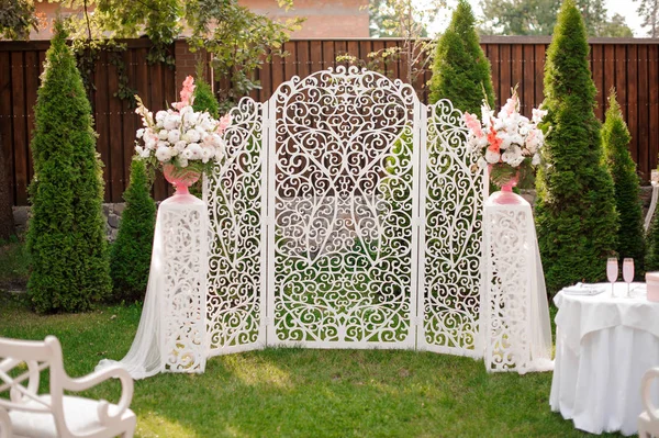 Schöner weißer Hochzeitsbogen mit Blumen dekoriert — Stockfoto