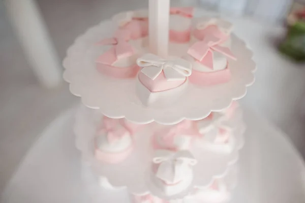 Prachtige en lekkere taarten in witte en roze tinten — Stockfoto