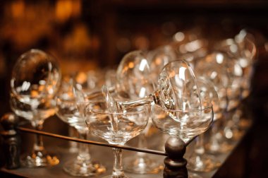 Kokteyl bardağı yıkanmış ve temiz boş dizi