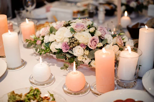 Hermosa composición de flores y velas que decoran una mesa festiva —  Fotos de Stock