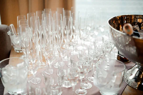 Conjunto de copos claros e vazios para bebidas alcoólicas na mesa — Fotografia de Stock