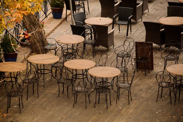 Kafe luar ruangan kosong kuno di kota Eropa — Stok Foto
