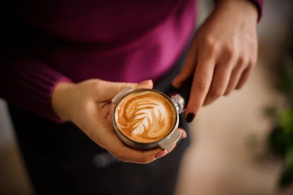 Mor bir gömlek güzel latte sanat ile sinirli tutan kadın — Stok fotoğraf