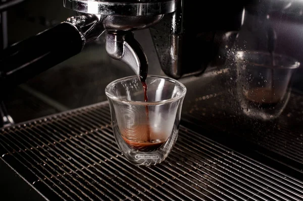 Modern coffee machine pouring coffee into the coffee mug — Stock Photo, Image