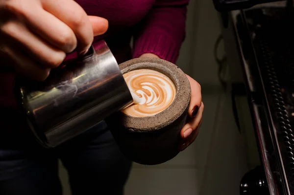 Kvinnliga händer att göra latte art i konkreta potten — Stockfoto