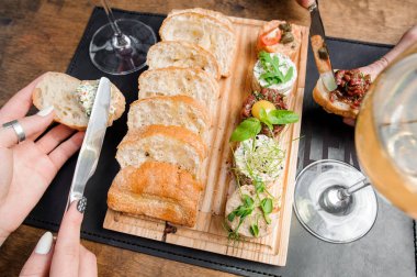 Lezzetli Yapıştır ve tartar sosu beyaz ekmek dilimleri ile ahşap plaka servis