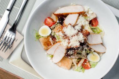 Klasik Sezar salatası beyaz plaka servis