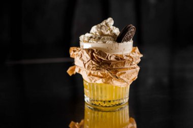 Kremalı çikolatalı kurabiye ile dekore edilmiş taze tatlı kokteyl