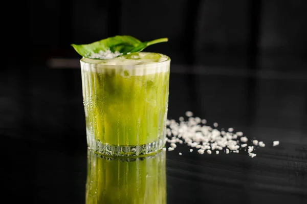 用罗勒叶装饰的鲜绿色酒精鸡尾酒杯 — 图库照片