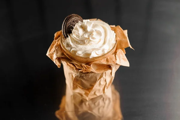 Muzlu süt kremalı çikolatalı kurabiye ile dekore edilmiştir. — Stok fotoğraf