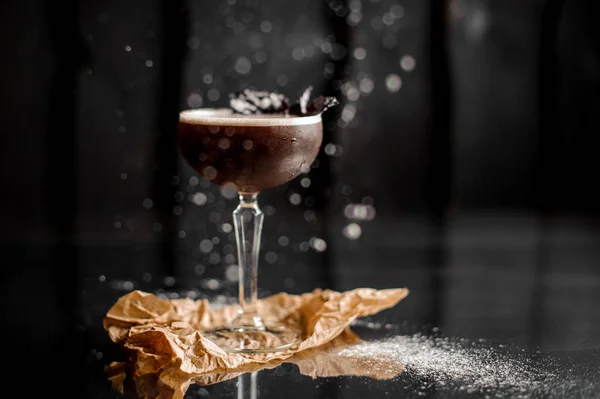 バジルの葉で飾られた暗い酒とカクテル グラスの写真がぼけてます。 — ストック写真