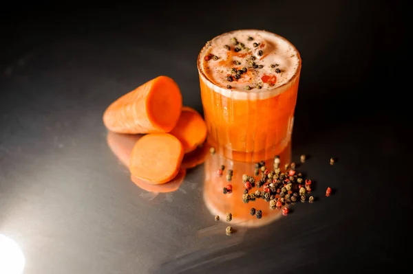 一杯配胡椒粉的健康胡萝卜鸡尾酒 — 图库照片