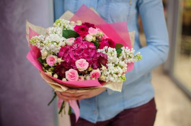 Holding bir güzel beyaz ve Pembe buket çiçek çiçekçi