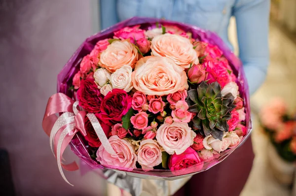 Grande e lindo buquê rosa de flores com um suculento em mãos de mulheres — Fotografia de Stock