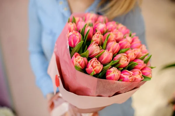 여 자가 아름 답 고 부드러운 핑크 튤립 꽃다발을 들고 — 스톡 사진