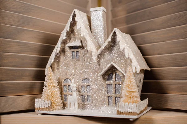 Decoratieve Christmas speelgoed in de vorm van een huis bedekt met sneeuw Stockfoto