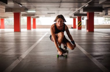 Genç Kızıl saçlı adam bir longboard üzerinde sürme