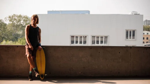 Retrato de homem de pé com um longboard — Fotografia de Stock