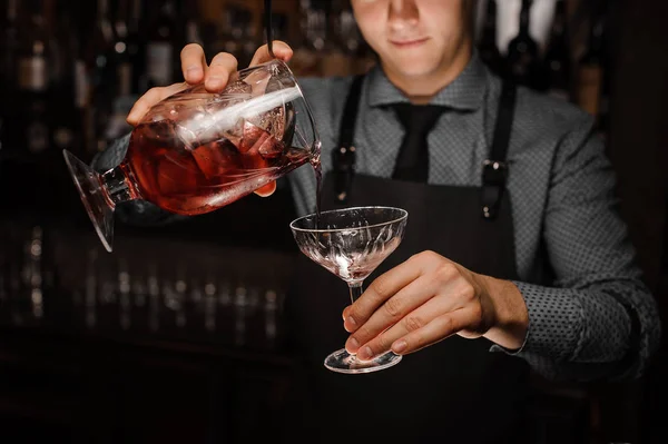 Taze kırmızı alkollü kokteyl cam içine dökme barmen — Stok fotoğraf