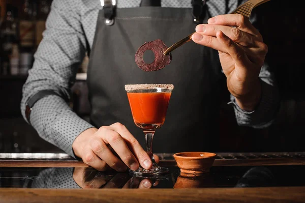 Barman zdobení skla alkoholický koktejl — Stock fotografie