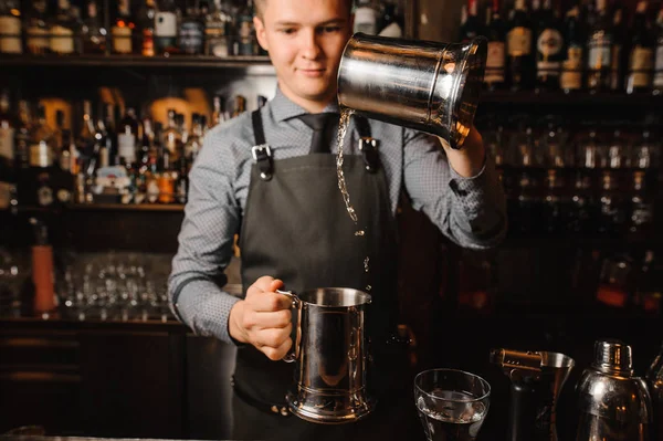 Genç barmen açık alkollü içki dökme — Stok fotoğraf