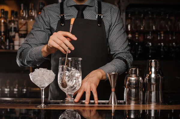 Barmann kocht einen Cocktail mit Hilfe der Barausstattung — Stockfoto
