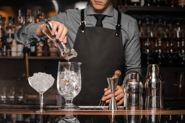 Barman fazendo um coquetel com a ajuda do equipamento do bar — Fotografia de Stock