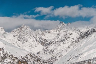 Doğal dağ zirveleri açık beyaz karla kaplı