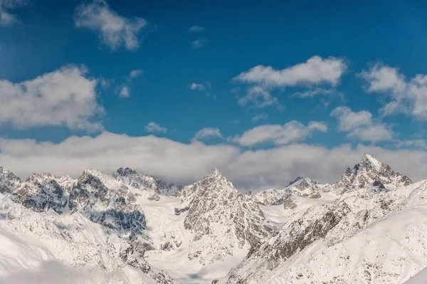 Vista panoramica delle montagne invernali sotto il cielo — Foto Stock