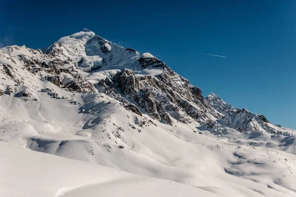 Bellissimo paesaggio invernale delle montagne innevate — Foto Stock