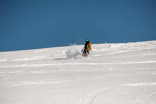 Snowboarder em sportswear equitação na encosta da montanha — Fotografia de Stock