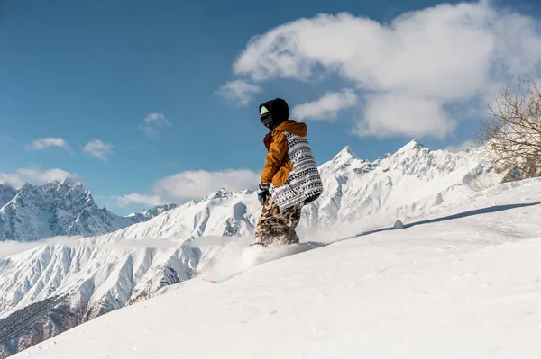 Mulher snowboarder em sportswear equitação na encosta da montanha — Fotografia de Stock