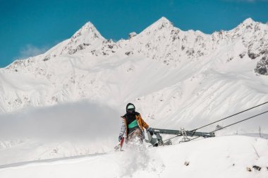Dağ başında arka plan üzerinde spor snowboard