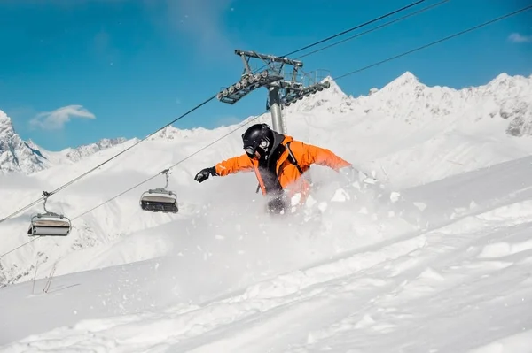 Snowboardzista w kolorowe sportowej jazdy w dół wzgórza śnieg — Zdjęcie stockowe
