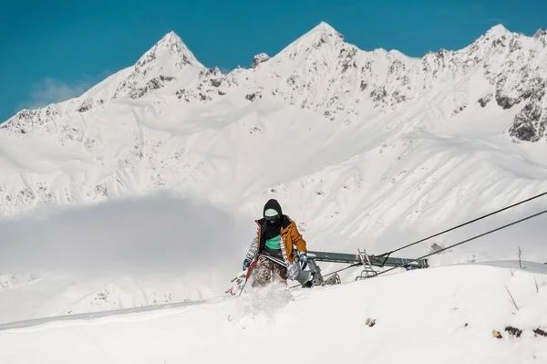 Snowboardzista w sportowej na tle gór — Zdjęcie stockowe