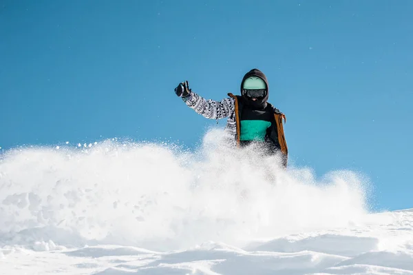 Πορτρέτο του snowboarder σε αθλητικά ενδύματα ιππασία κάτω από το λόφο του χιονιού σε σκόνη — Φωτογραφία Αρχείου