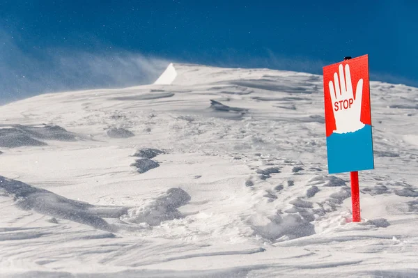 Signal d'arrêt sur le fond des collines pittoresques de montagne — Photo