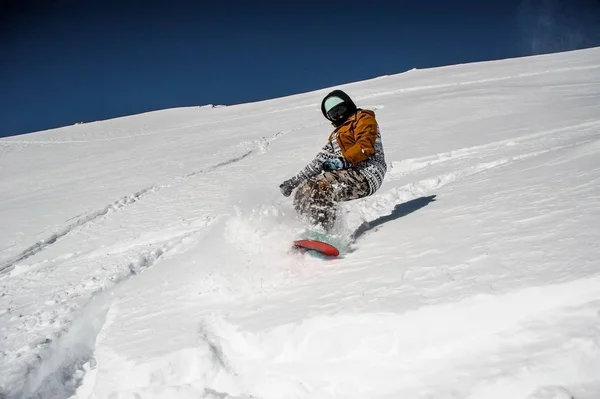 滑雪在粉山斜坡上的运动装 — 图库照片