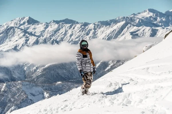 Kadın Snowboard spor giyim ayakta karşı yüksek dağ zirveleri — Stok fotoğraf