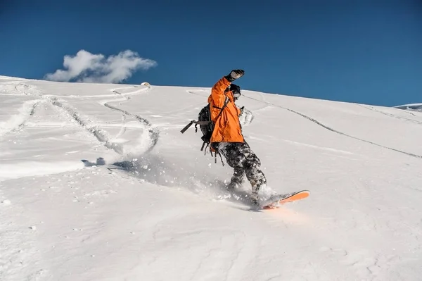 Snowboardista jízda na svahu krásný sníh — Stock fotografie