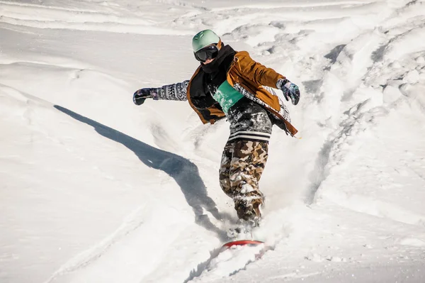 Portret snowboardzista w sportowej jazdy w dół stoku snow — Zdjęcie stockowe